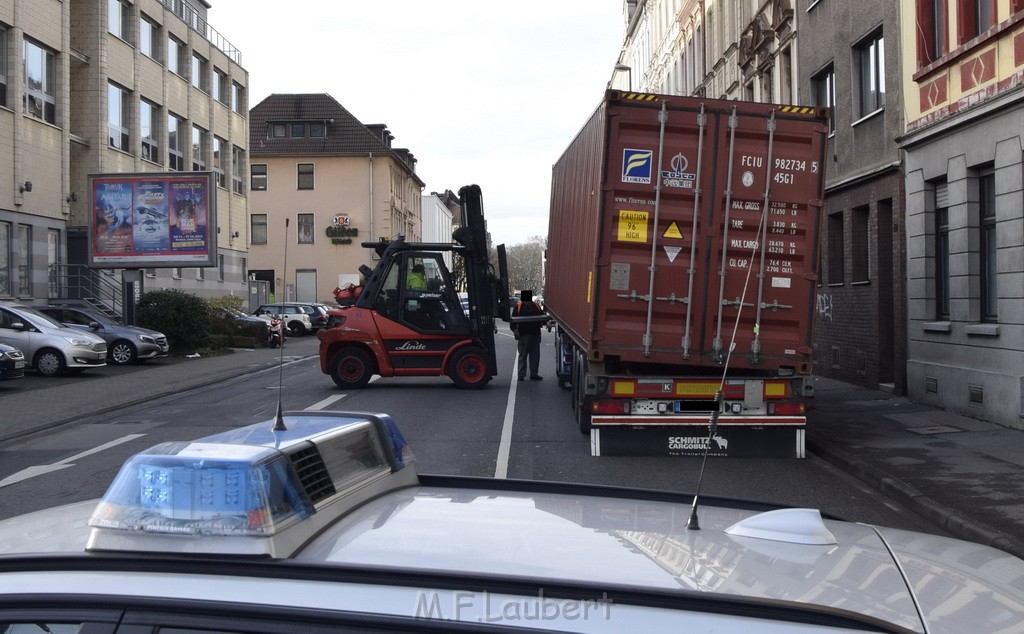 LKW gegen Bruecke wegen Rettungsgasse Koeln Muelheim P53.JPG - Miklos Laubert